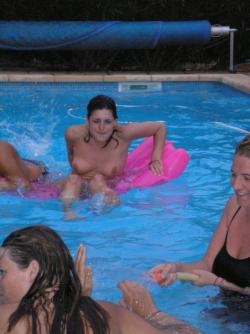 Topless poolparty 29/37