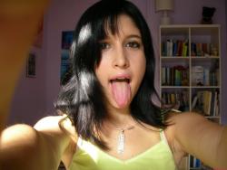 Teen girlfriend - naked homemade pics 12/32