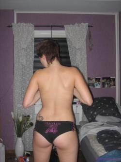 Beauty young teen pose naked at home 12/19