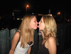 Kissing girls (41 pics)