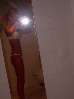 Hot blonde self-shots her small pussy 24/24