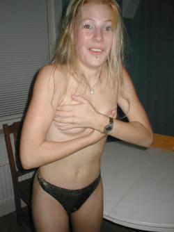 Blonde girlfriend strips(7 pics)