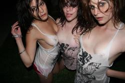 Drunk teen girls in pool 15/32