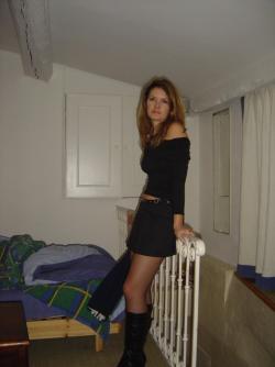 Posing milf (42 pics)