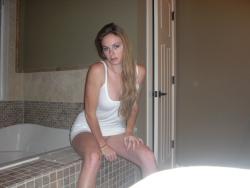 Nice girlfriend possing in bathroom 5/10