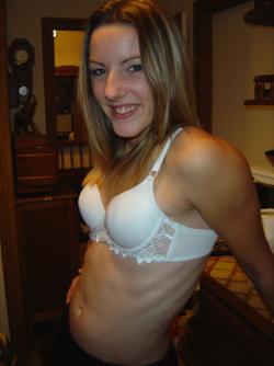 Amateur beautiful girlfriend strip at home 4/55