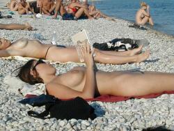 Amateur girls topless at the beach - spy photos 05 8/50