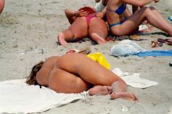 Amateur girls topless at the beach - spy photos 05 16/50
