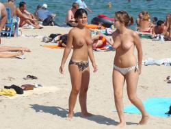 Amateur girls topless at the beach - spy photos 05 25/50