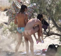 Amateur girls topless at the beach - spy photos 05 27/50