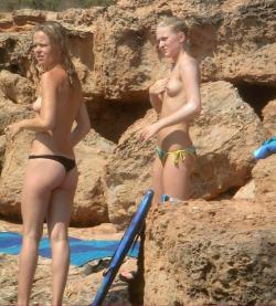 Amateur girls topless at the beach - spy photos 05 39/50