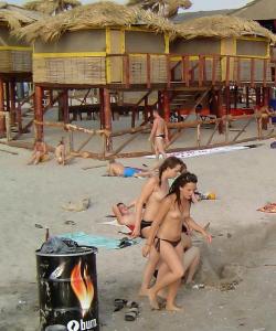 Amateur girls topless at the beach - spy photos 05 40/50