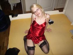 A blond amateur girl pose (83 pics)