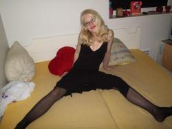 A blond amateur girl pose  66/83