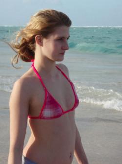 A nice blond amateur - bikini pics  4/29