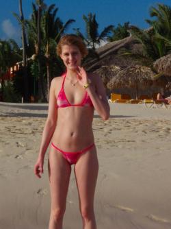 A nice blond amateur - bikini pics  21/29