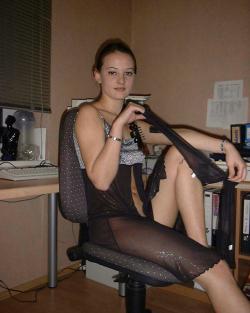 Very nice amateur girl - home pose  9/147