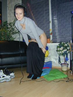 Very nice amateur girl - home pose  120/147