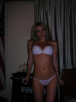 A very hot blond amateur teen 43/46