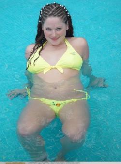 Vicky loves a swimmingpool 42/60
