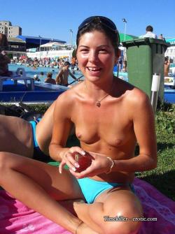 Beach amateurs topless - young girls no.07  34/50