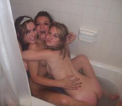 3 girls in the bath tub (6 pics)