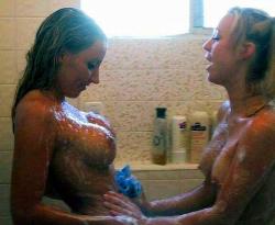 Girls gone wild - group shower (34 pics)