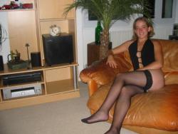 Amateur girlfriend naked at home 12/46