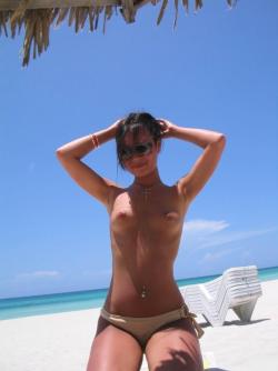 Asian girl on holiday - topless pics 7/43