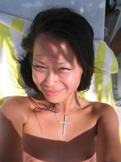 Asian girl on holiday - topless pics 9/43
