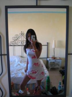 Asian girl on holiday - topless pics 11/43