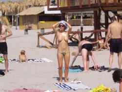 Amateurs girl topless at the beach - spy photos 02 12/43