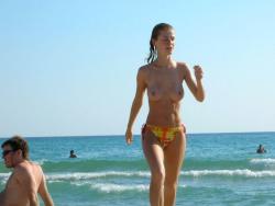 Amateurs girl topless at the beach - spy photos 02 37/43