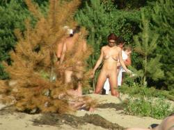 Amateur nudist camping  -  voyeur pics 1/19