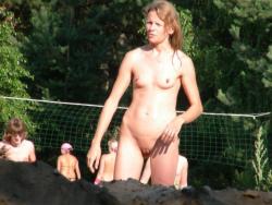 Amateur nudist camping  -  voyeur pics 5/19