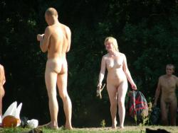 Amateur nudist camping  -  voyeur pics 11/19