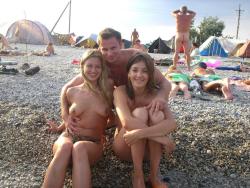 Young amateurs girl on beach - topless pics no.06  22/45