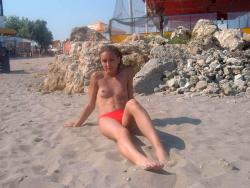 Young amateurs girl on beach - topless pics no.06  27/45