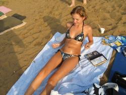 Amateurs young girl at the beach in bikini no.01 9/50
