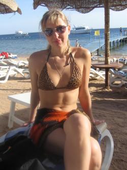 Amateurs young girl at the beach in bikini no.01 10/50