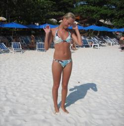 Amateurs young girl at the beach in bikini no.01 20/50