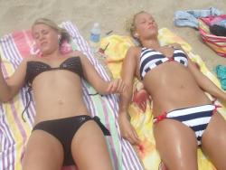 Amateurs young girl at the beach in bikini no.01 30/50