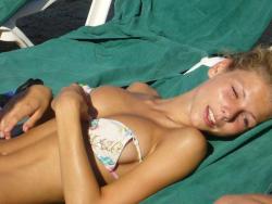 Amateurs young girl at the beach in bikini no.01 31/50