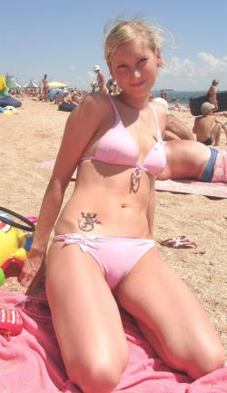 Amateurs young girl at the beach in bikini no.01 36/50