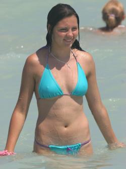 Amateurs young girl at the beach in bikini no.01 37/50