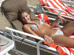 Amateurs young girl at the beach in bikini no.01 39/50