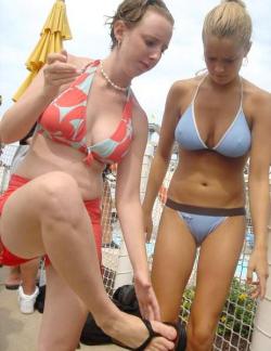 Amateurs young girl at the beach in bikini no.01 50/50