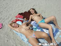 Beach amateurs topless - young girls no.09  1/44