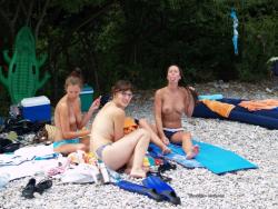 Beach amateurs topless - young girls no.09  27/44