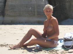 Beach amateurs topless - young girls no.09  32/44